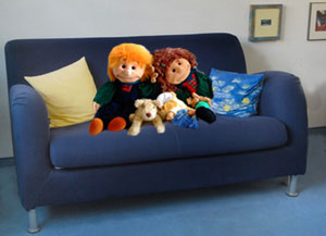 Couch mit Puppen in der Psychotherapeutischen Praxis