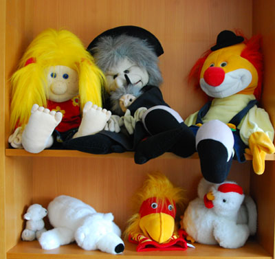 Puppen im Regal